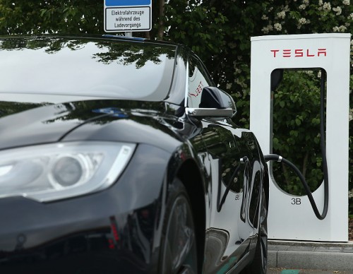 Tesla Autopilot Bug: Elon Musk Promises Bug Report Tool After Users Complain of Problematic Autopilot