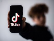 Can You Unlock iPhone With Just Your Voice? Viral TikTok Video Shows Steps to Use Voice Control!