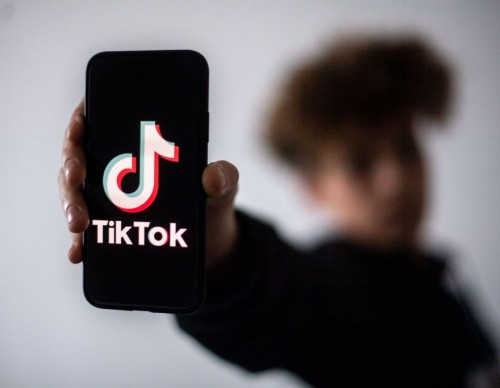 Can You Unlock iPhone With Just Your Voice? Viral TikTok Video Shows Steps to Use Voice Control!