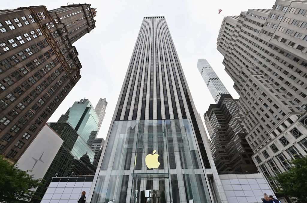 New York Apple Store Opens Again For Pick Up Only After Store Close Backlash