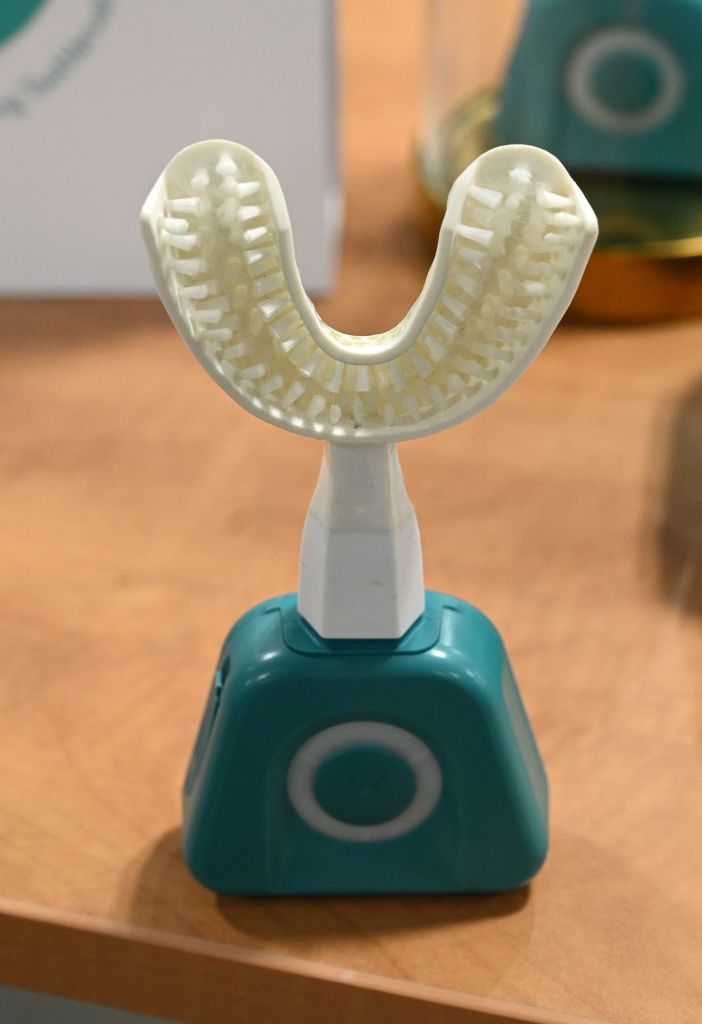 2022 Y-Brush Design, Power: Major Upgrades in Tootbrush That Cleans Your Teeth in 10 Seconds 