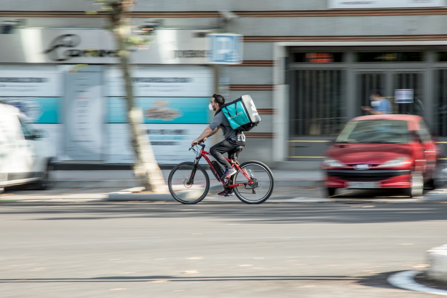 How to Reduce Carbon Emissions in Last-Mile Deliveries
