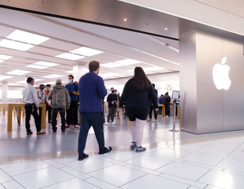 Apple Offers Improved Benefits For Retail Employees, Aiming To Attact and Retain Employees