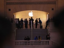 Apple Retail Workers in NYC Want a Minimum Wage of $30/Hour