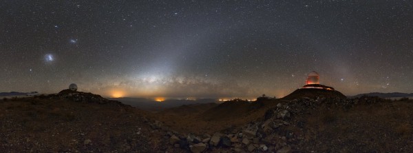 ESO comparte una foto de la Vía Láctea con dos de sus telescopios