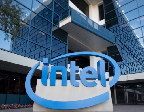 Intel Freezes Hiring—Bracing for Chip Reset Ahead