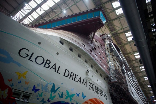 Global Dream II, un crucero de 9.000 pasajeros, se dirige a un depósito de chatarra para su viaje inaugural