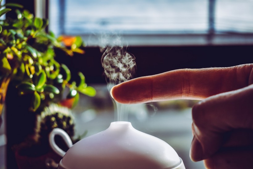 Here Are 7 Benefits of Using an Oil Diffuser Besides Making Your Room Smell Like a Spa