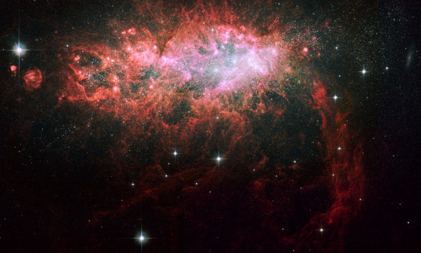 #SpaceSnap Take a Look at the Hubble Space Telescope's Photo of Starbust Galaxy NGC 1569