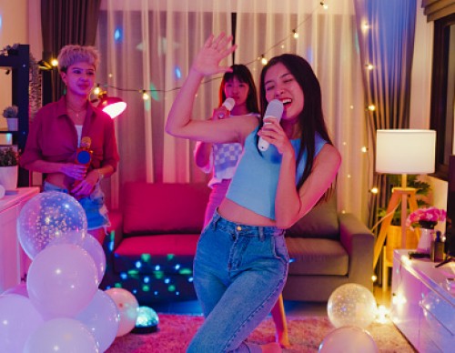 7 Karaoke Apps To Add To Your New Year’s Eve Party Fun