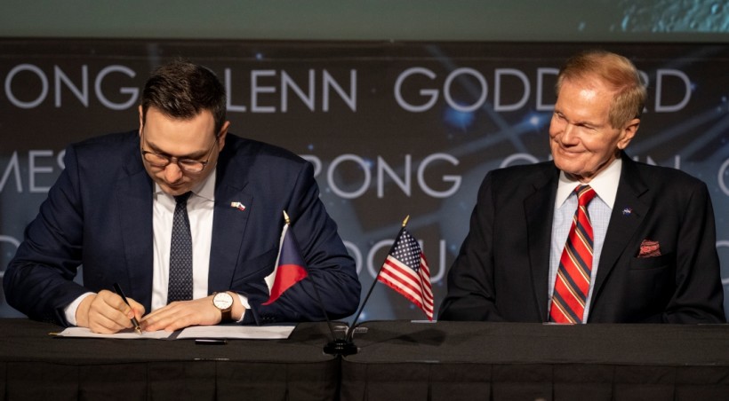Czech foreign minister signs Artemis Accords