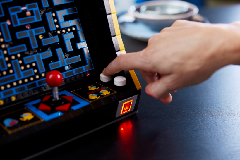 LEGO Pac-Man Arcade Set coin slot