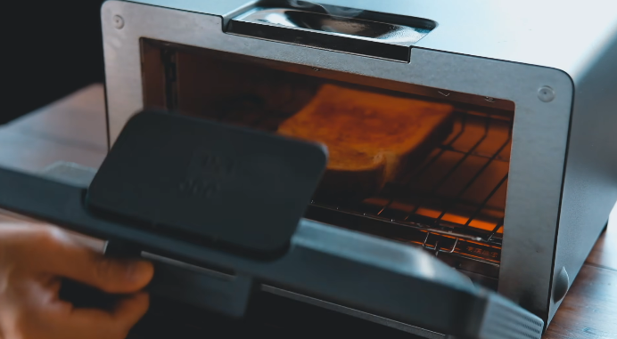 Stop Using Harmful Radiation Toasters! Balmuda's Steam-Based Toaster is Here! Would You Buy It at $329?