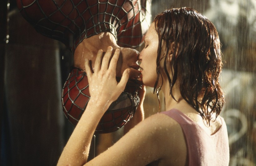 Mary Jane and Peter Parker kissing