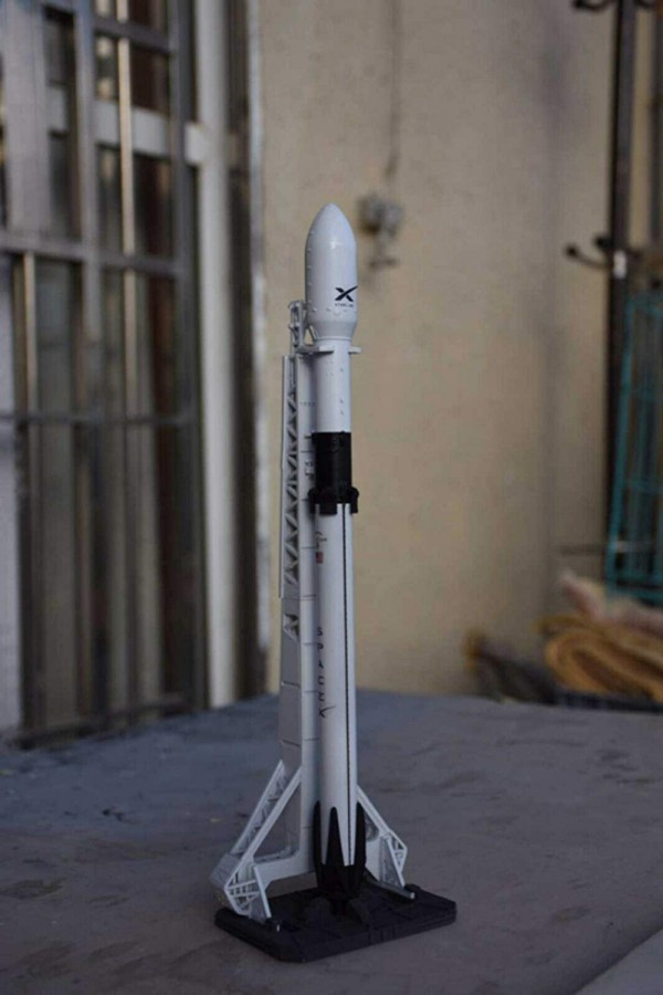  1:200 Spacex Falcon 9 Block 5 Rocket Model with Launch pad 32cm