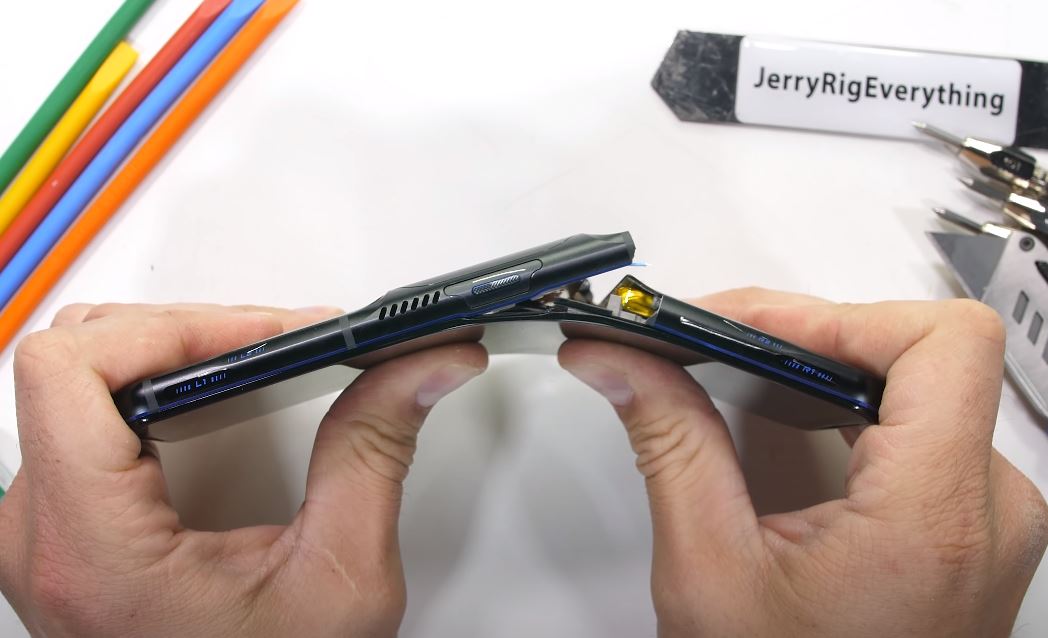  Lenovo Legion Phone Duel 2 Durability Test Disappoints, Cracks in One Snap!